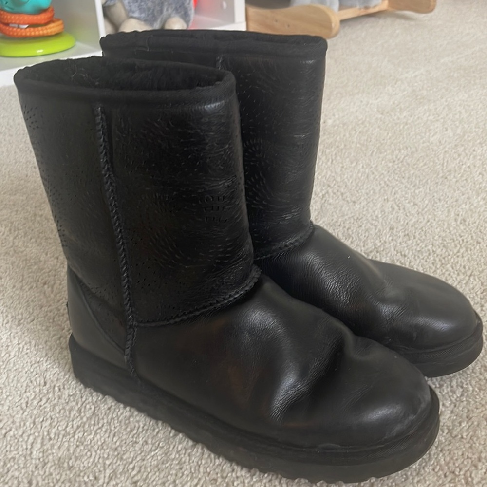 Classic short leather Uggs
